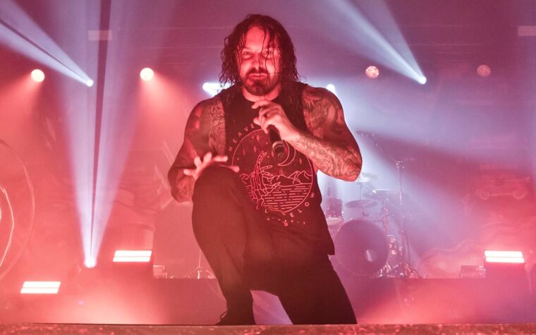 Tim Lambesis de As I Lay Dying s'exprime sur "l'environnement malsain" qui a conduit tous les autres membres à quitter le groupe