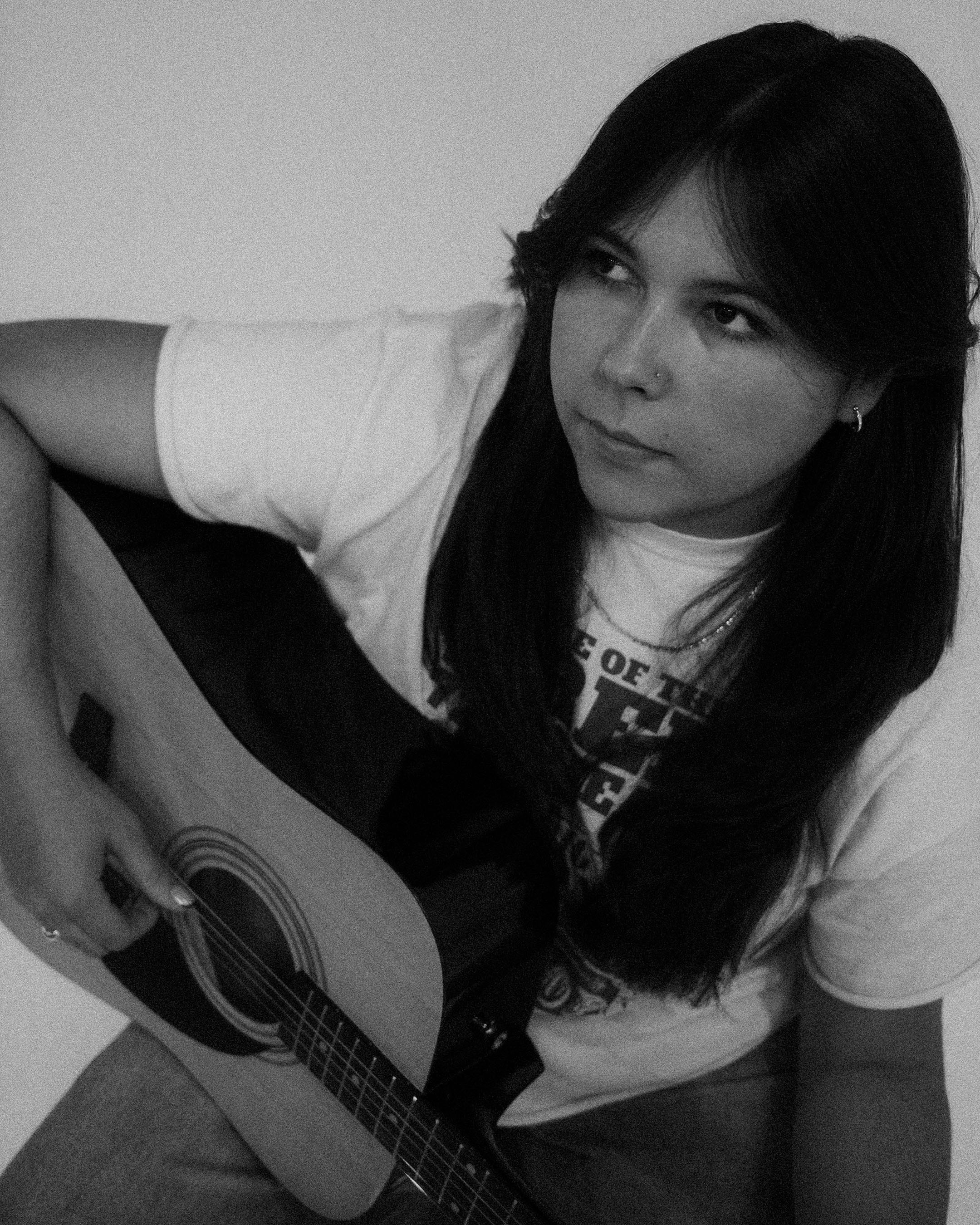 Gigi Perez photographiée avec une guitare, photo de presse