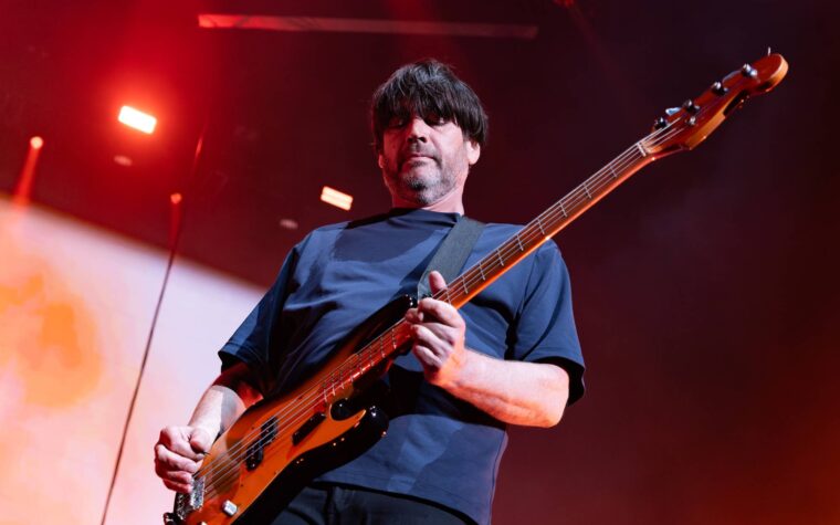 Alex James de Blur dit qu'il "n'ira vraiment pas" voir Oasis