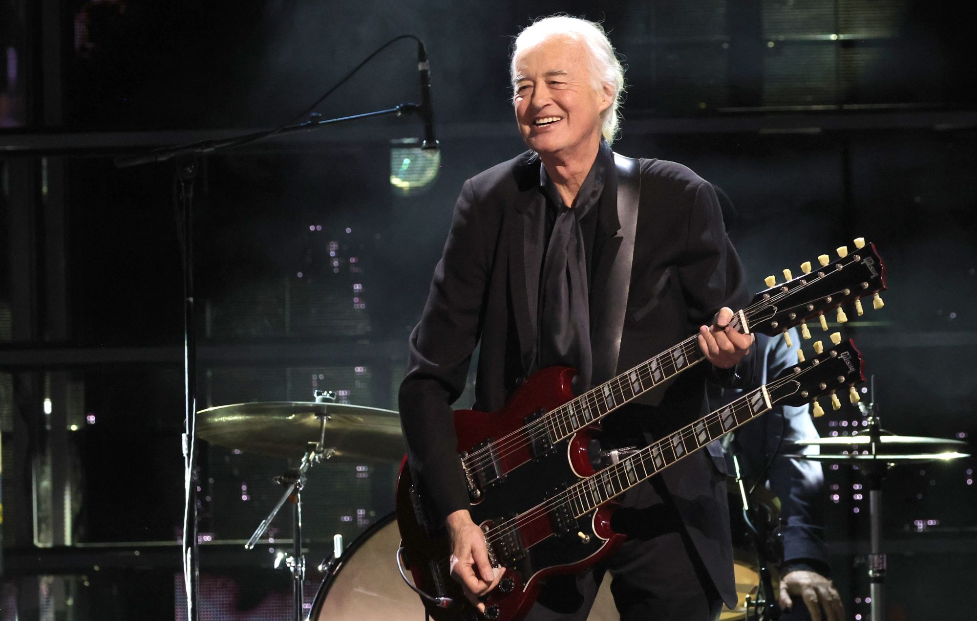 Jimmy Page se produit sur scène lors de la 38e cérémonie annuelle d'intronisation au Rock & Roll Hall Of Fame 