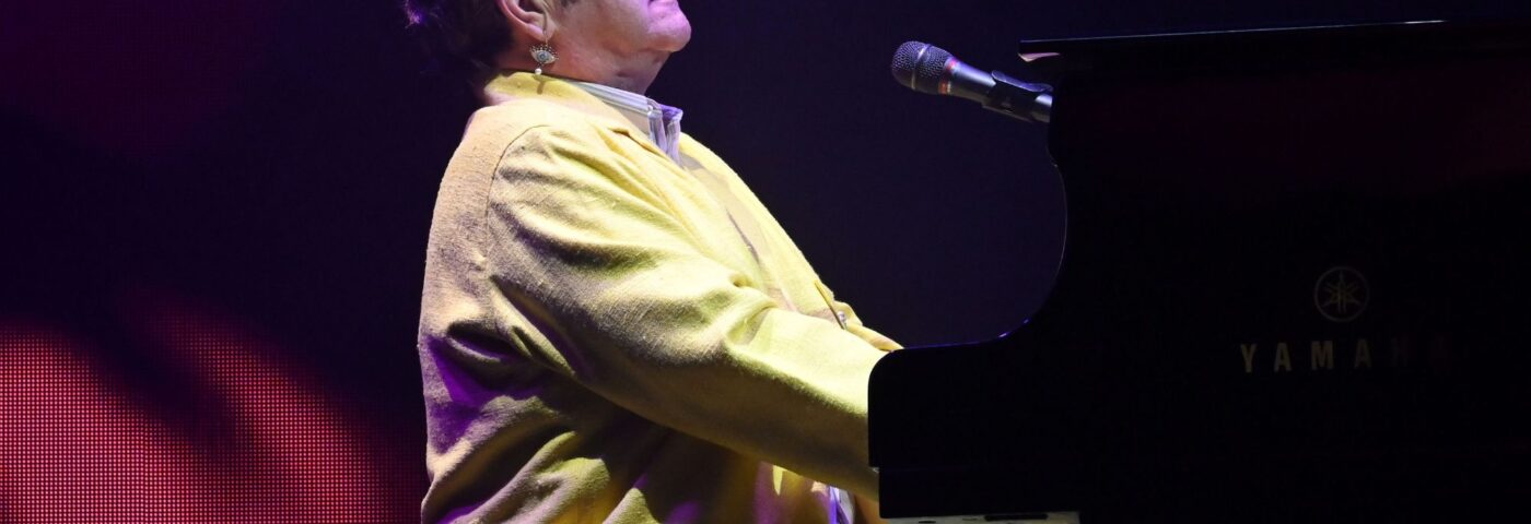 Le groupe d'Elton John « a cru qu'on lui avait tiré dessus » lorsqu'un membre de la foule lui a lancé une pipe à hasch