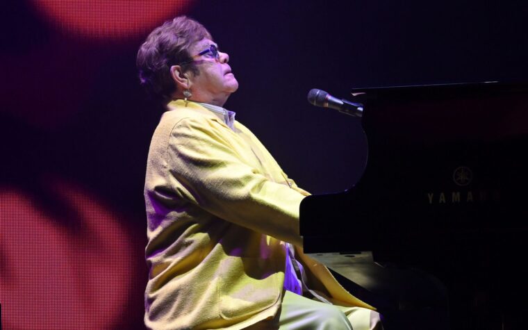 Le groupe d'Elton John "a cru qu'on lui avait tiré dessus" lorsqu'un membre de la foule lui a lancé une pipe à hasch