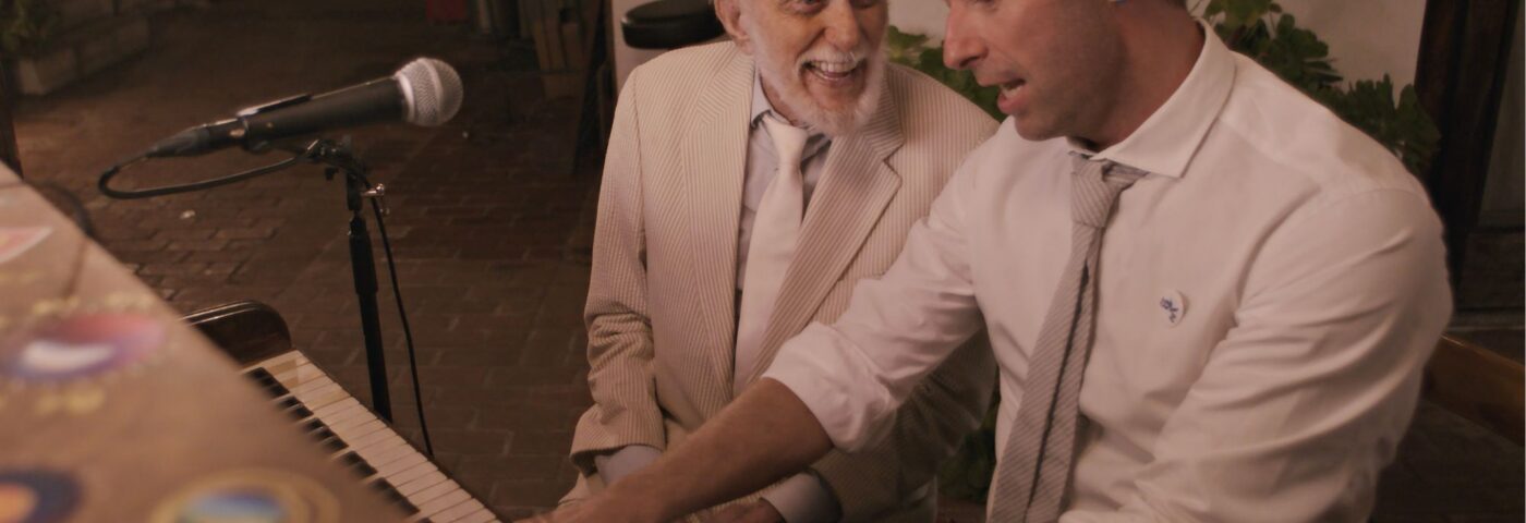 Regardez le nouveau clip réconfortant de Coldplay pour « All My Love », avec Dick Van Dyke