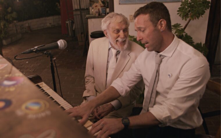Regardez le nouveau clip réconfortant de Coldplay pour "All My Love", avec Dick Van Dyke