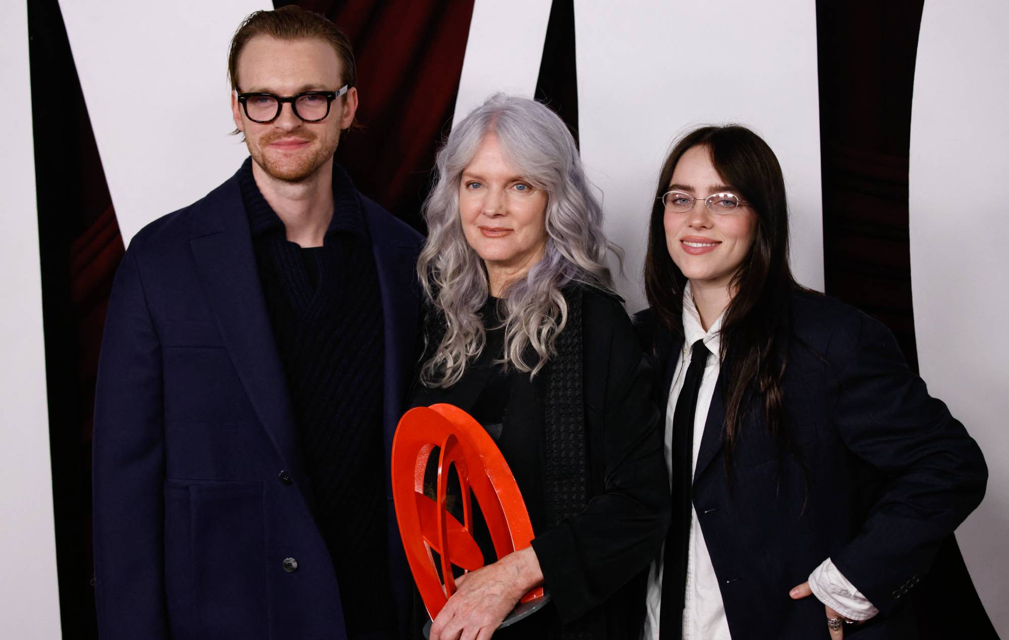   Billie Eilish avec sa mère Maggie Baird et son frère l'auteur-compositeur-interprète américain Finneas O'Connell. (Photo de KENA BETANCUR/AFP via Getty Images)