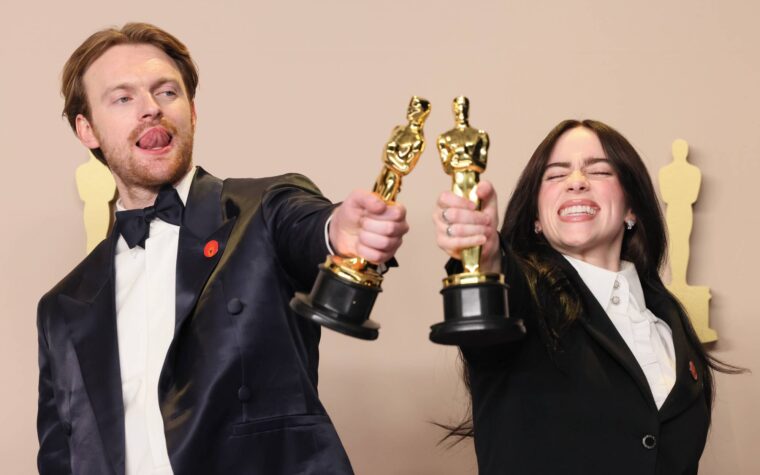 Billie Eilish évite la solitude maintenant qu'elle tourne sans son frère Finneas
