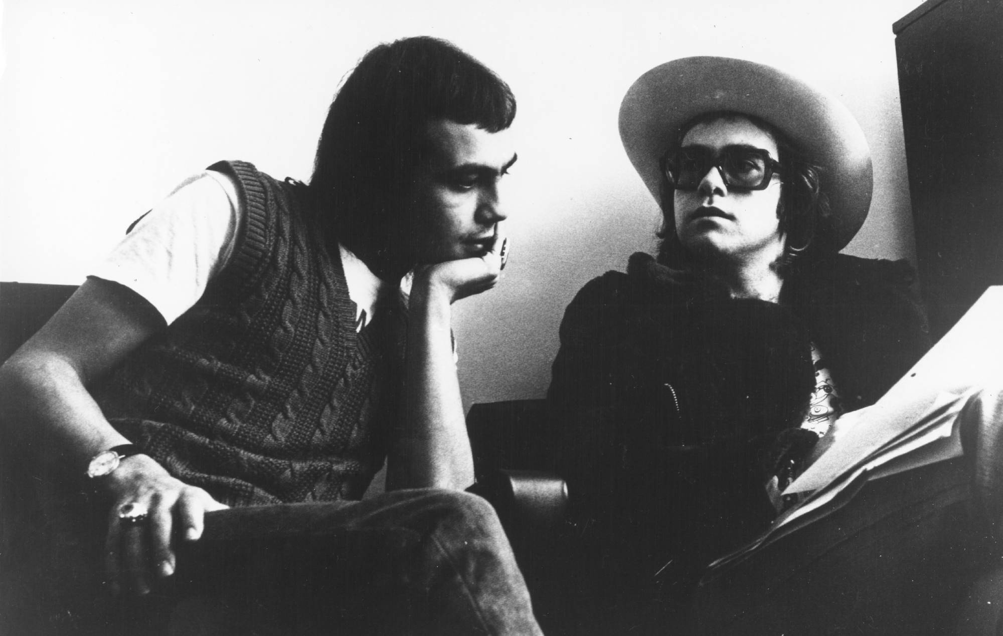 Elton John et Bernie Taupin posent pour un portrait vers 1973 à Londres, en Angleterre. (Photo par Archives Michael Ochs/Getty Images)