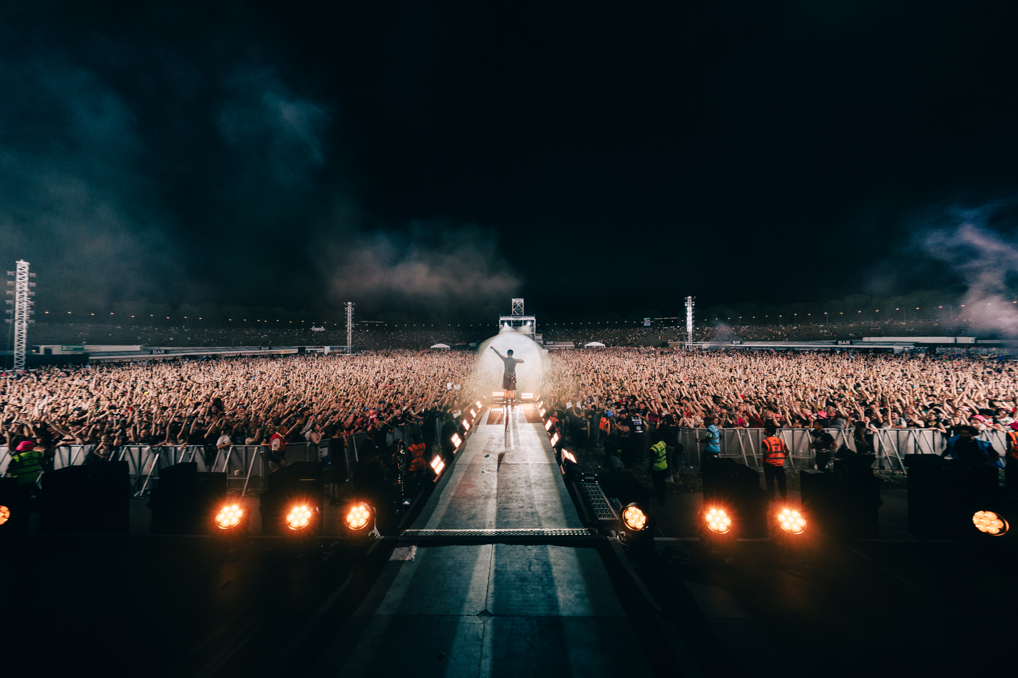 Yungblud se produit en direct sur scène au BludFest 2024