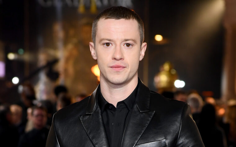 Joseph Quinn aurait joué George Harrison dans le prochain biopic des Beatles