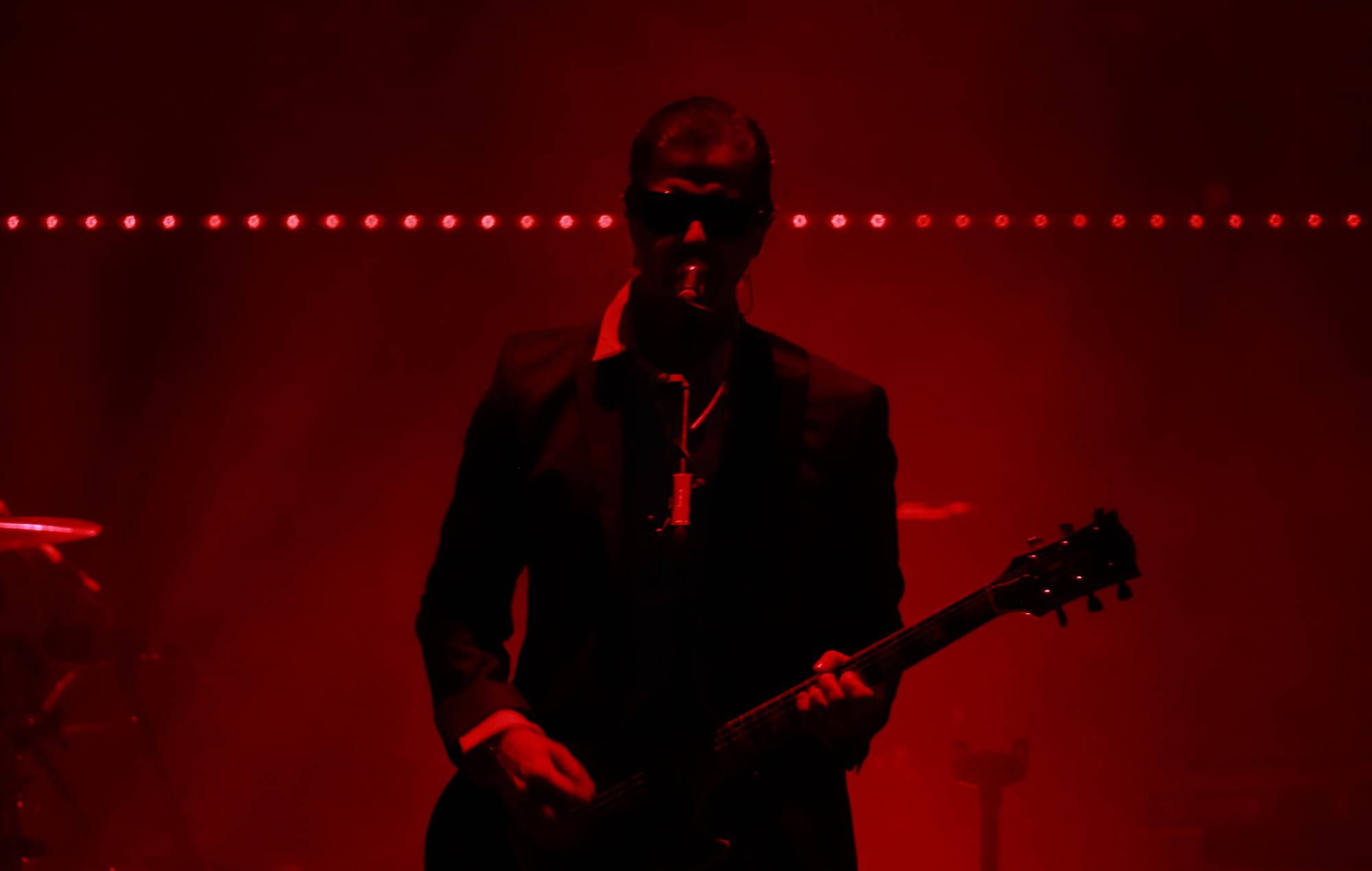 Paul Banks, chanteur du groupe de rock alternatif new-yorkais ; Interpol, se produit lors d'un concert au zocalo de Mexico. (Photo de Carlos Santiago/Groupe Eyepix/LightRocket via Getty Images)