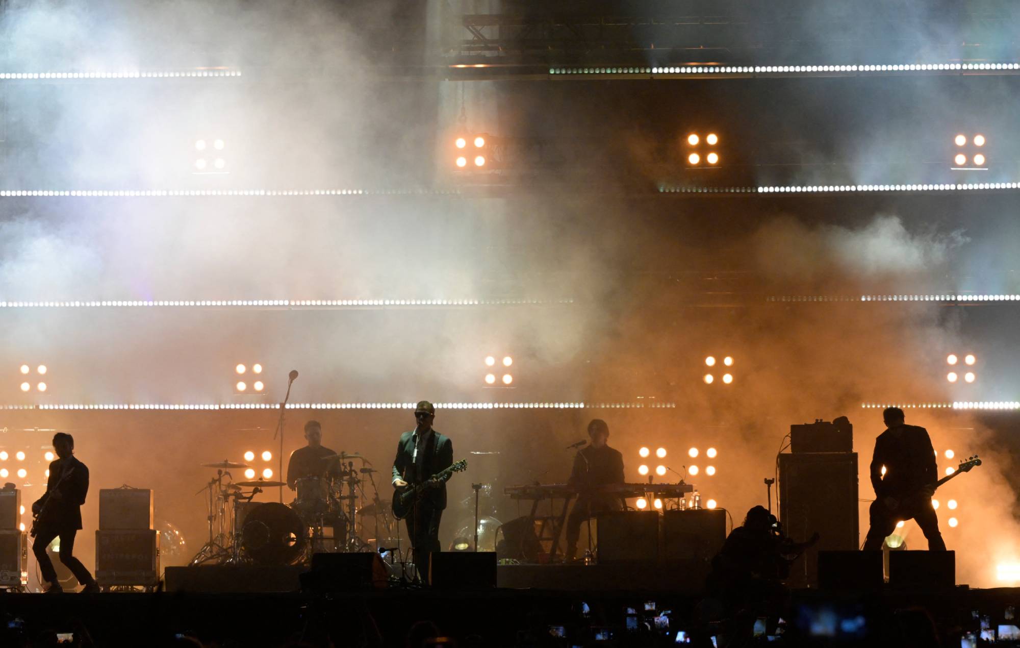 Le groupe de rock américain Interpol se produit sur la place Zocalo à Mexico le 20 avril 2024. (Photo d'ALFREDO ESTRELLA / AFP) (Photo d'ALFREDO ESTRELLA/AFP via Getty Images)