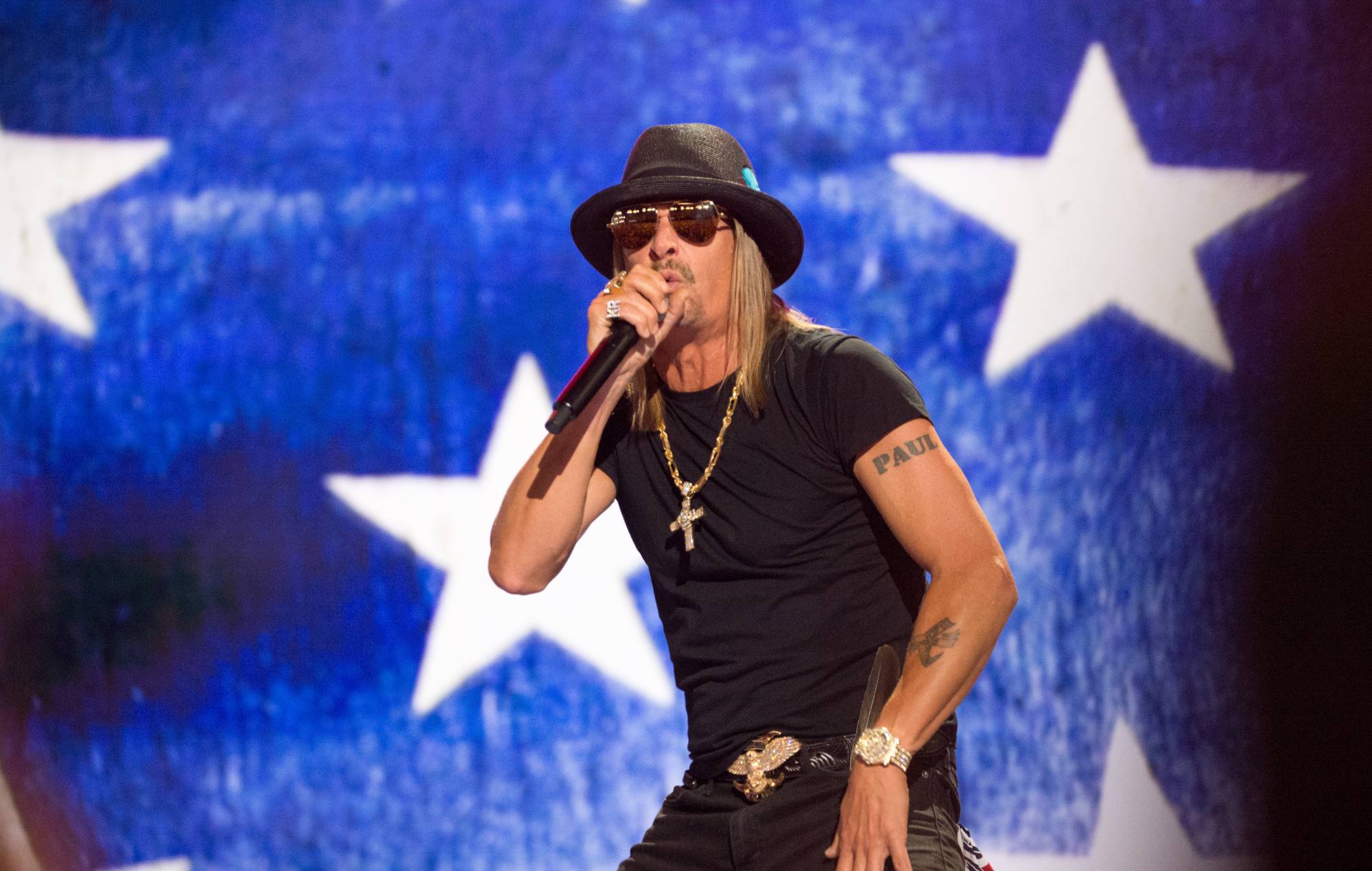 Kid Rock se produit lors de la convention nationale républicaine (RNC) au Fiserv Forum de Milwaukee, Wisconsin, États-Unis, le 18 juillet 2024. (Photo de Jacek Boczarski / Anadolu via Getty Images)