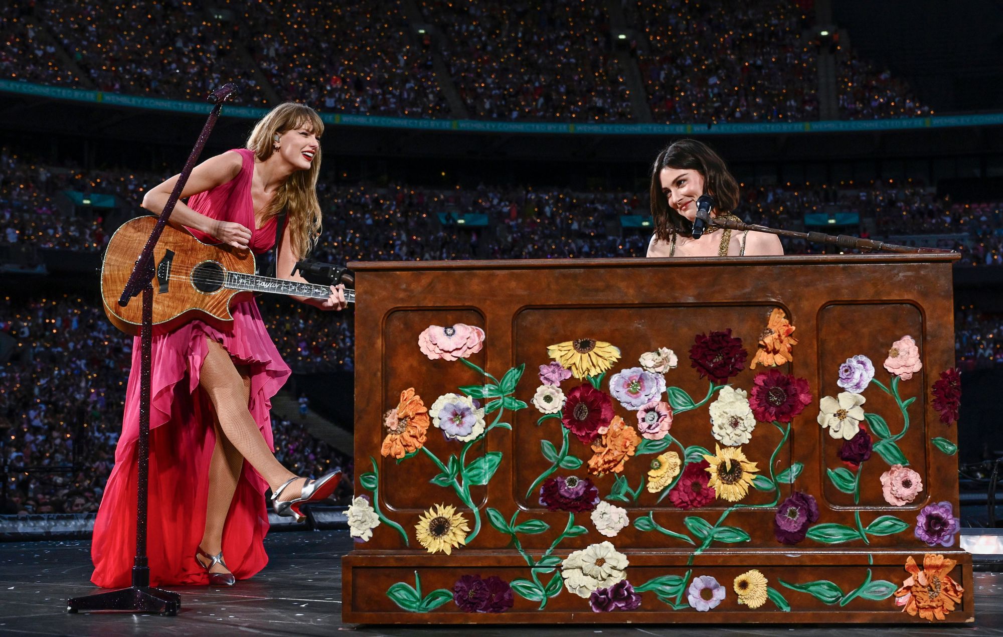 Taylor Swift et Gracie Abrams se produisent sur scène pendant "Taylor Swift | The Eras Tour"