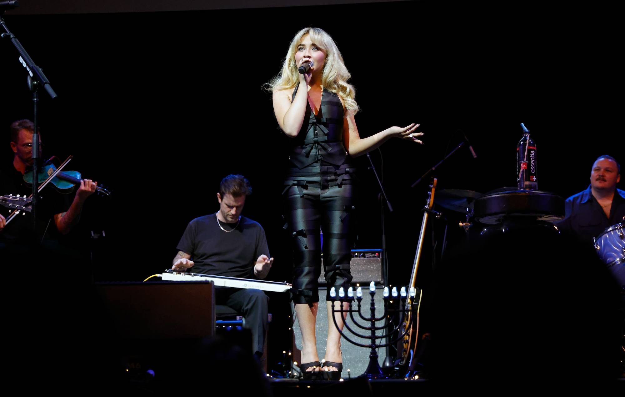 Sabrina Carpenter se produit avec Bleachers lors du 10e salon annuel des talents de la Coalition Ally. (Photo de Taylor Hill/Getty Images pour The Ally Coalition)