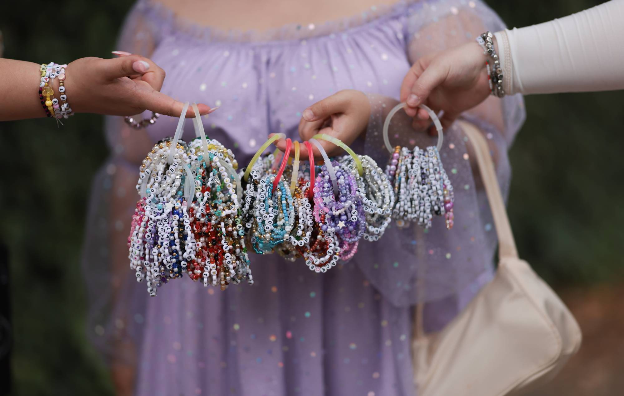 Les fans de Taylor Swift échangent des bracelets d'amitié avant la représentation de "The Eras Tour". (Photo de Jeremy Moeller/Getty Images)