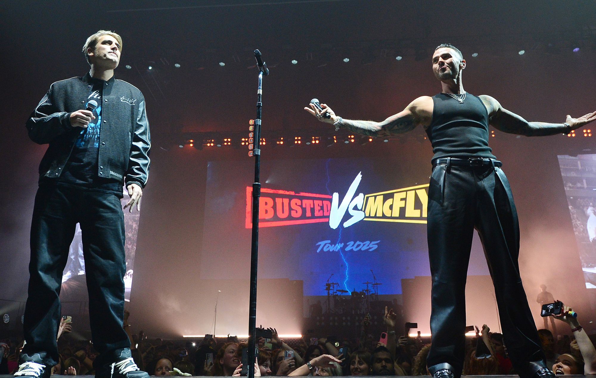 Busted prend d'assaut la scène, lors du spectacle du 21e anniversaire de McFly, pour annoncer une tournée 