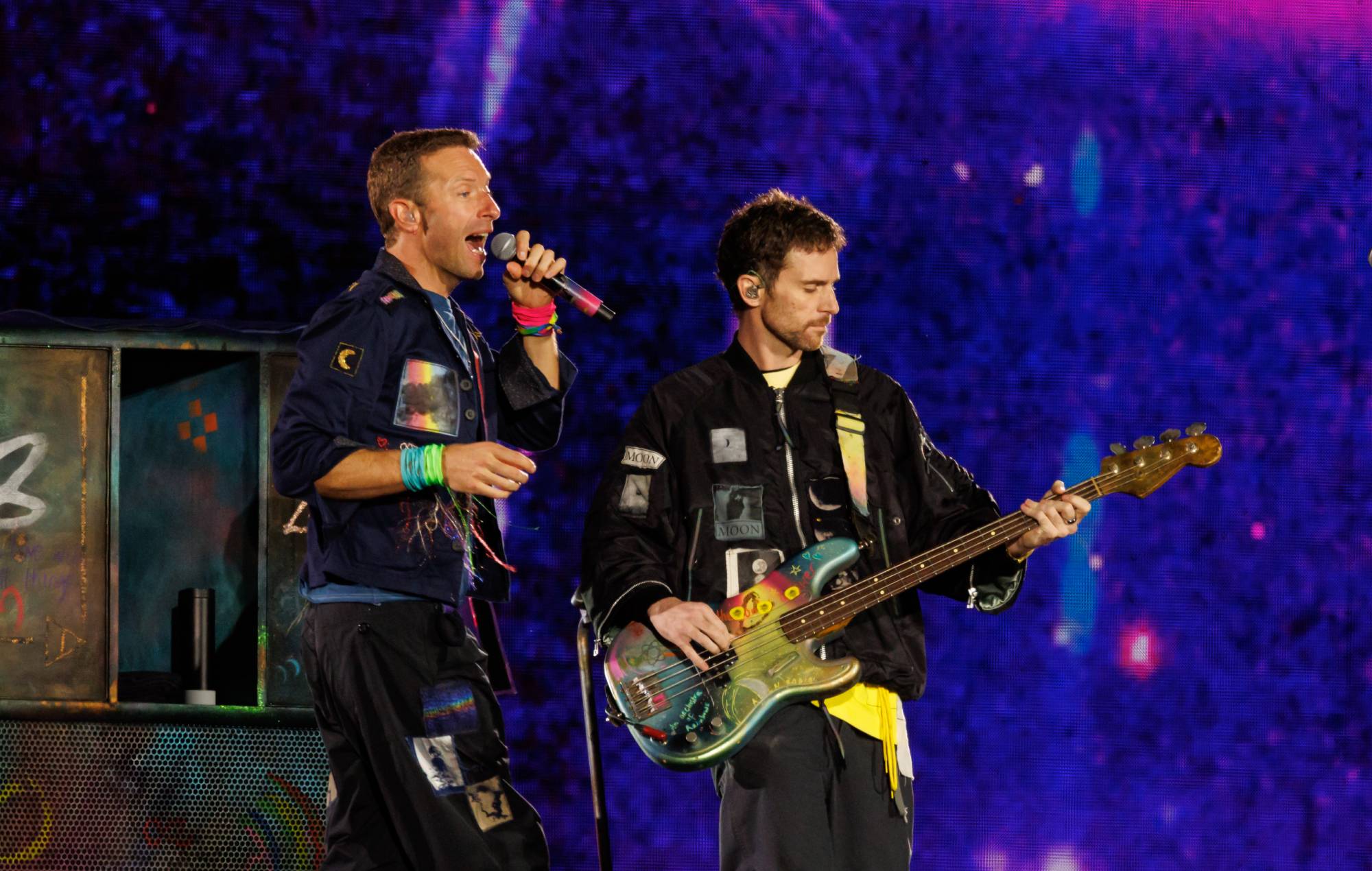   Chris Martin et Guy Berryman de Coldplay se produisent à Eden Park le 13 novembre 2024 à Auckland, en Nouvelle-Zélande. (Photo de Dave Simpson/WireImage)