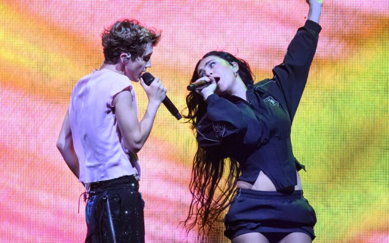 Charli XCX annonce que Troye Sivan la rejoindra pour 'SWEAT PT. 2' au Primavera Sound