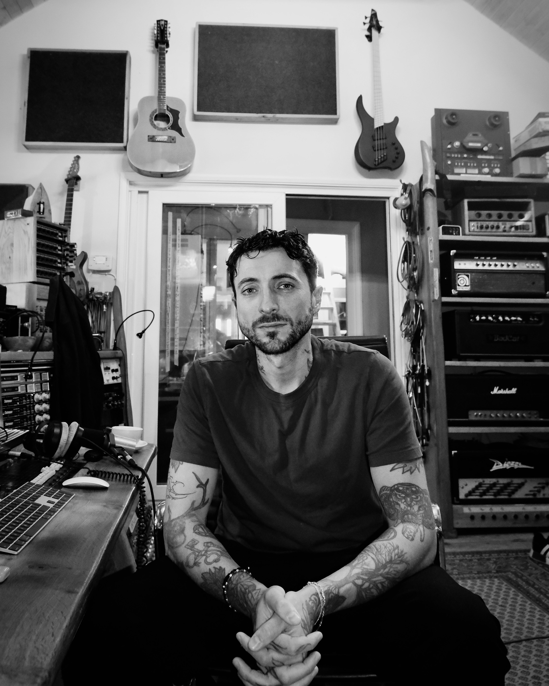Jordan Fish en studio, photo de Sam Carter