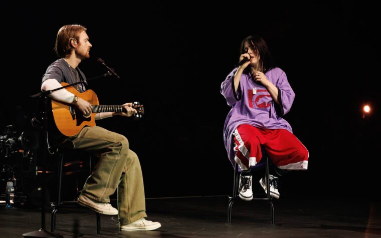 Regardez Billie Eilish et Finneas enseigner aux enfants de première année comment « écrire une chanson à succès »