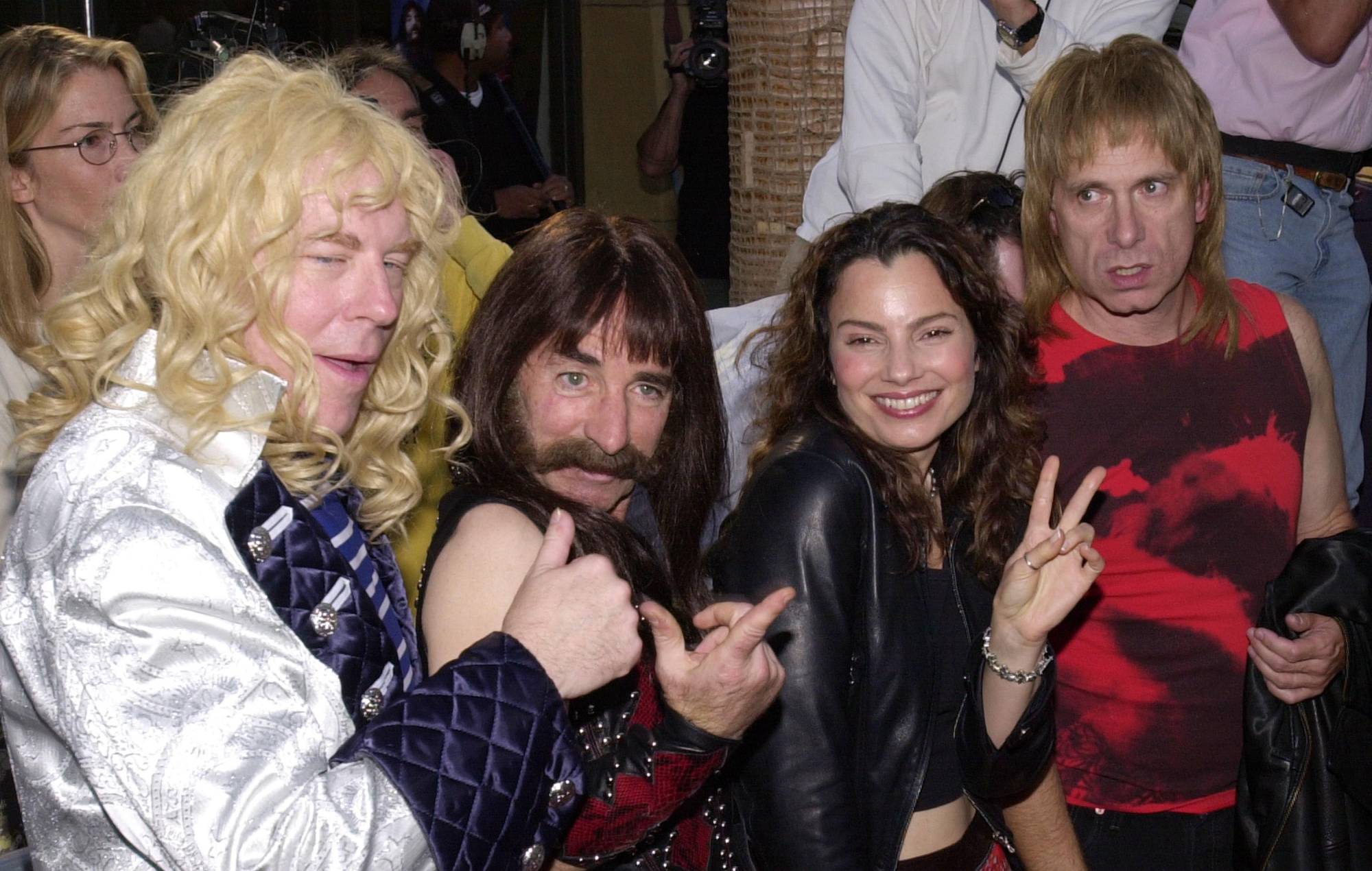 L'actrice Fran Drescher, 2e à droite, pose pour les photographes avec les membres de « Spinal Tap ». (Photo de Chris Weeks/Liaison)