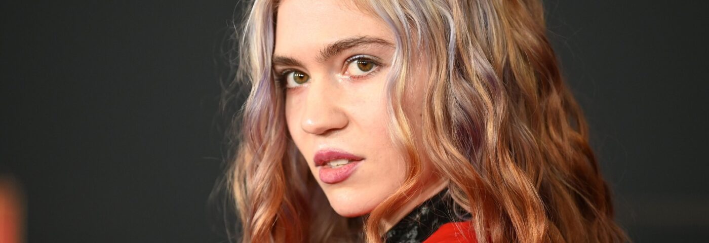 Grimes « se lance enfin dans le christianisme » pour « arrêter de vapoter »