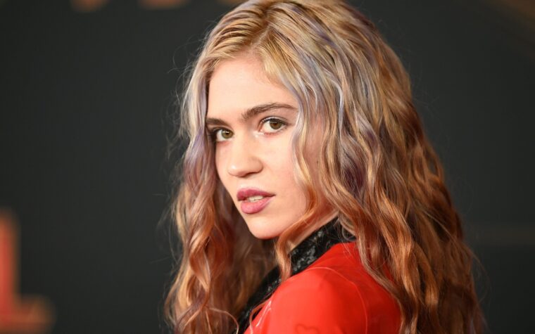 Grimes « se lance enfin dans le christianisme » pour « arrêter de vapoter »