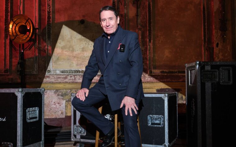 Voici qui joue à Hootenanny 2024 de Jools Holland
