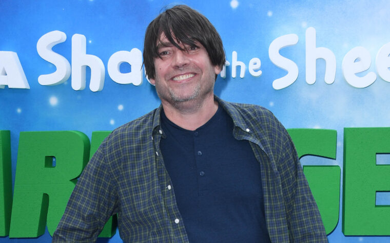 Alex James de Blur révèle qu'il a été expulsé d'une fête religieuse pour avoir utilisé la figurine du "bébé Jésus nu" comme cendrier