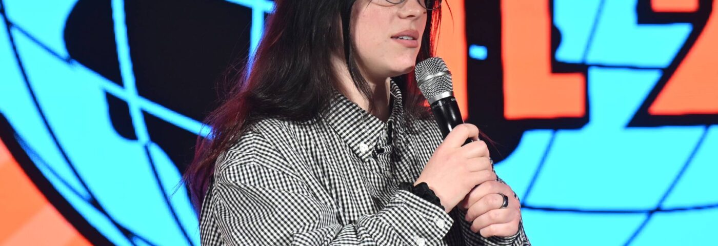 Billie Eilish frappée par un collier lancé par un fan pendant qu'elle jouait