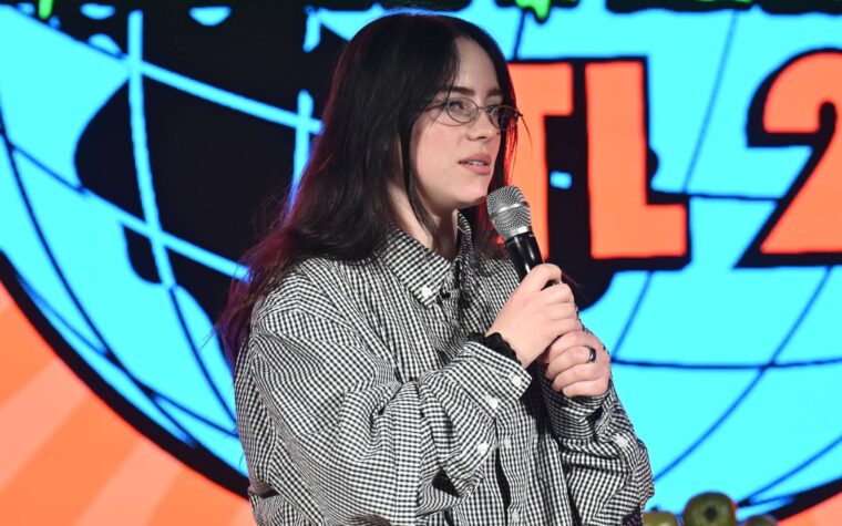Billie Eilish frappée par un collier lancé par un fan pendant qu'elle jouait