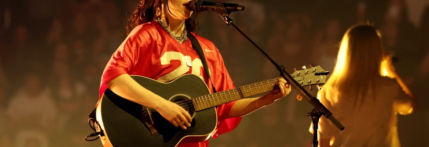 Billie Eilish joue des extraits de nouvelles chansons « amusantes »