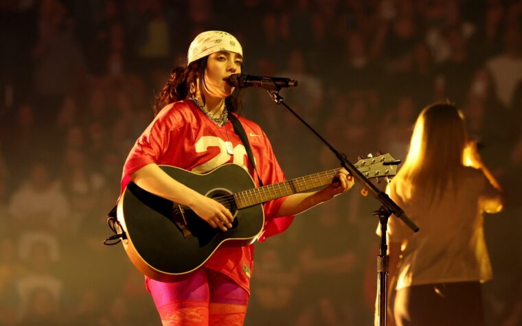 Billie Eilish joue des extraits de nouvelles chansons "amusantes"