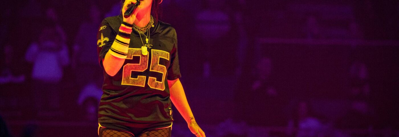 Billie Eilish parle du moment spécial et émouvant où elle a entendu ses fans chanter « The Greatest »