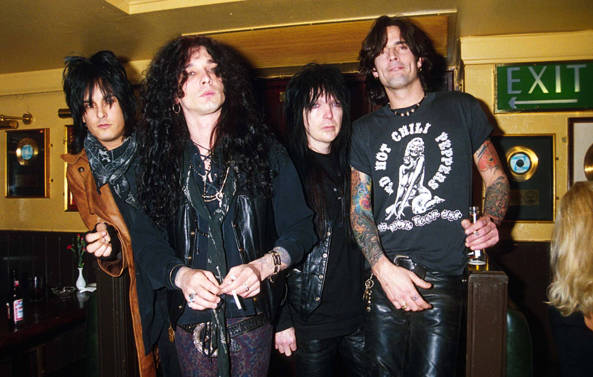  Nikki Sixx, John Corabi, Mick Mars et Tommy Lee de Motley Crue posent au Hard Rock Cafe, en février 1994, à Londres, en Angleterre. (Photo de Dave Benett/Getty Images)