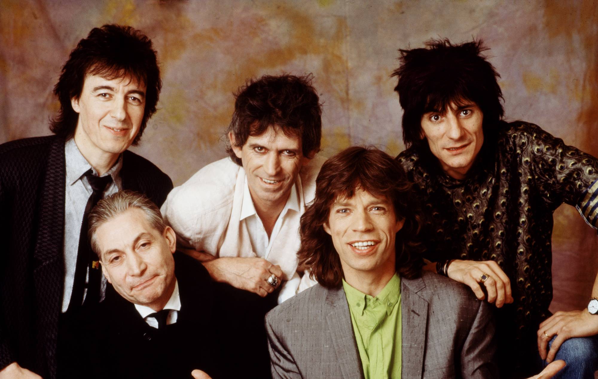 Les Rolling Stones à Londres, 1986. De gauche à droite : le bassiste Bill Wyman, le batteur Charlie Watts, le guitariste Keith Richards, le chanteur Mick Jagger et le guitariste Ronnie Wood. (Photo de Michael Putland/Getty Images)
