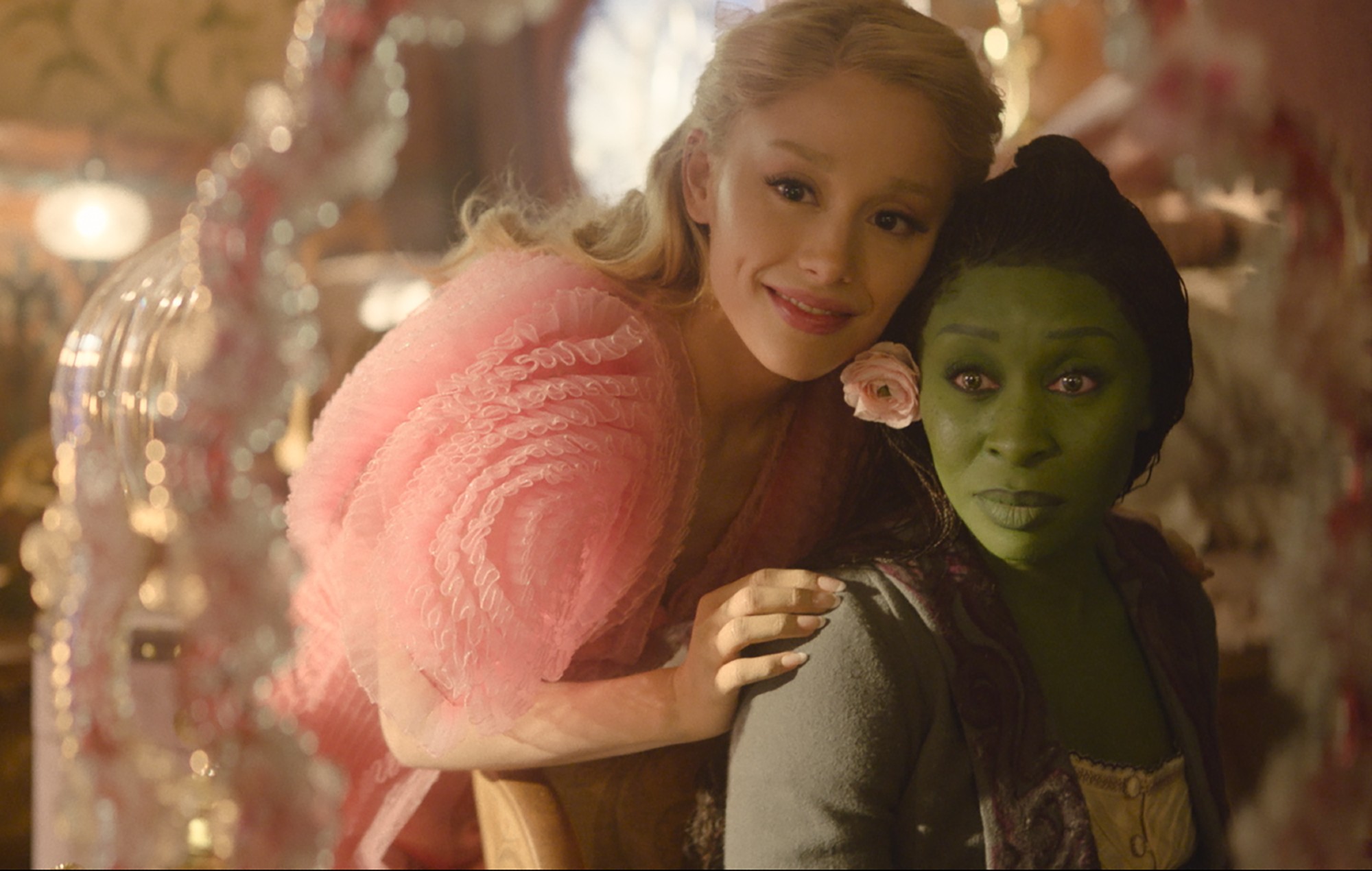 Ariana Granda est Glinda et Cynthia Erivo est Elphaba en méchant