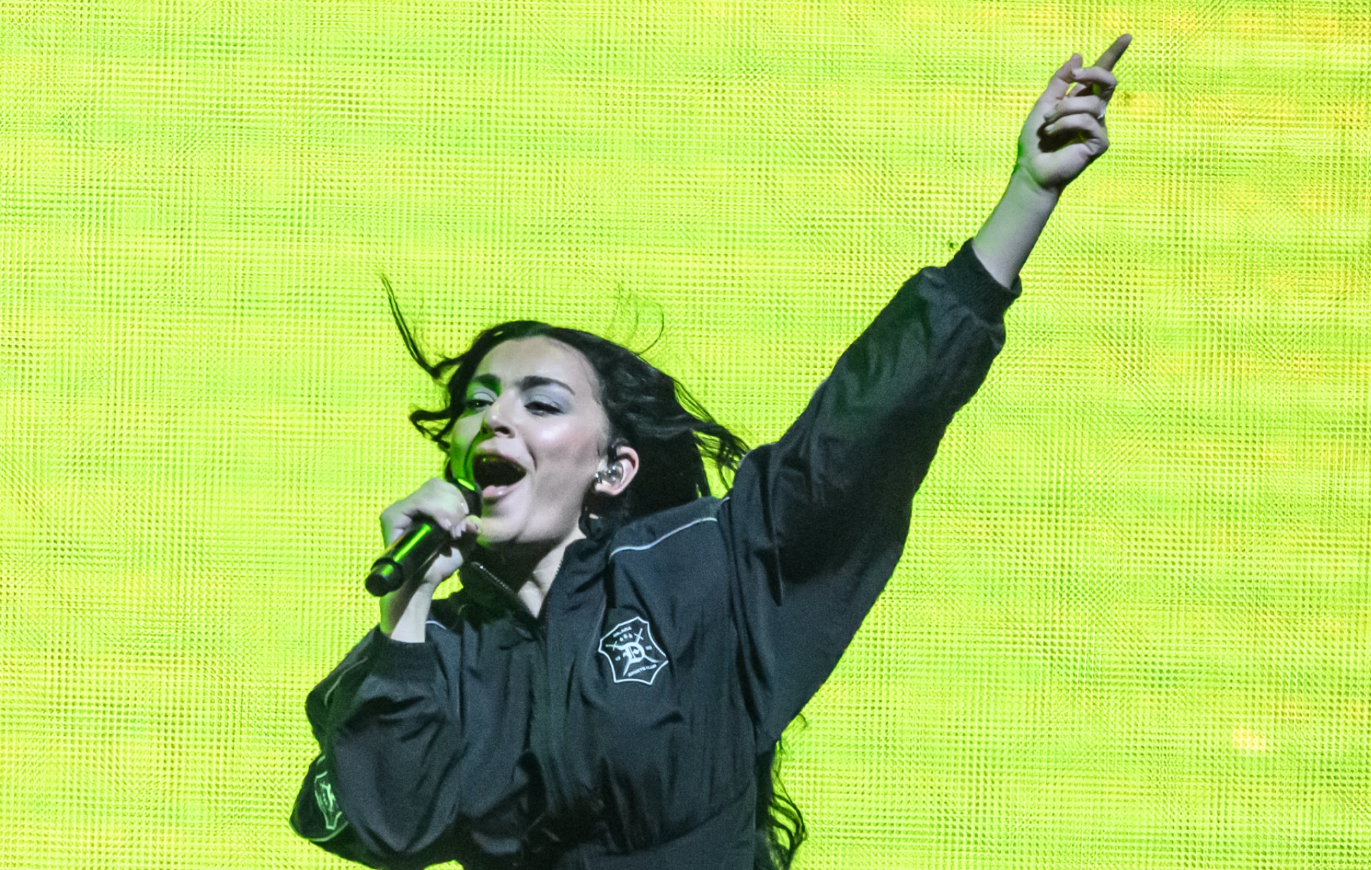 Charli XCX en live sur scène