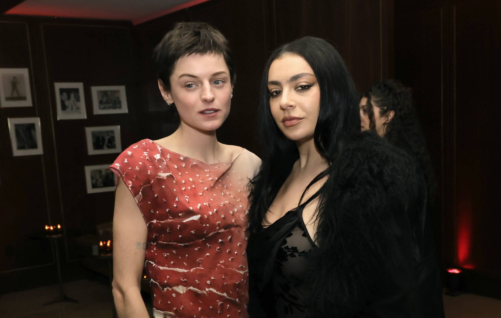 Emma Corrin et Charli XCX 