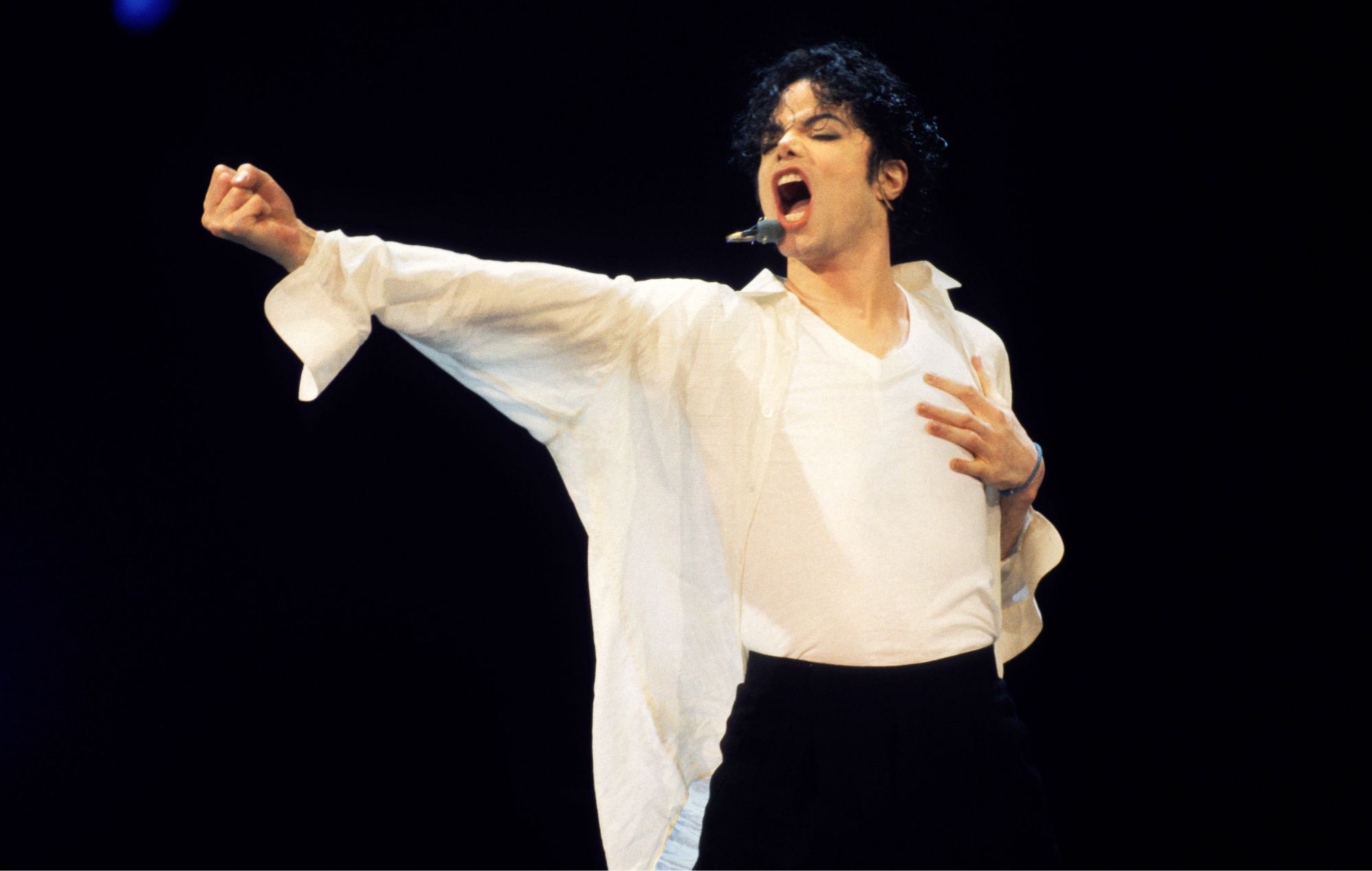 Michael Jackson se produit lors de la 12ème édition des MTV Video Music Awards au Radio City Music Hall de New York le 7 septembre 1995.