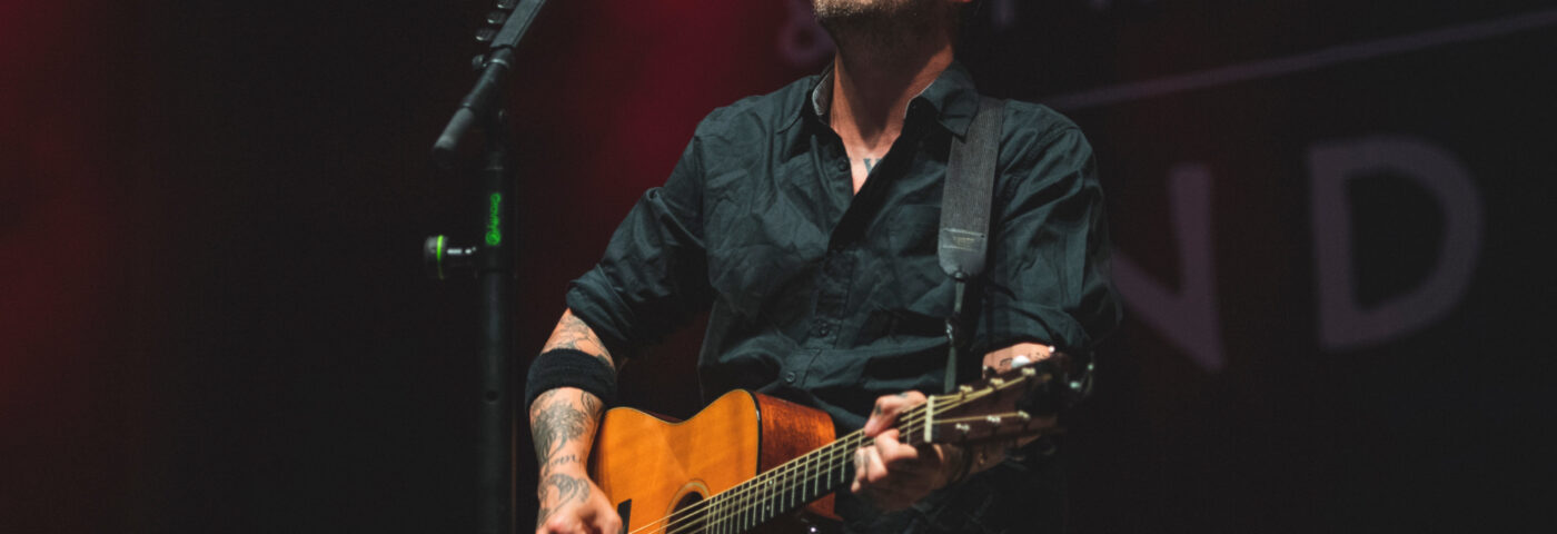 Frank Turner et The Sleeping Souls annoncent une tournée au Royaume-Uni en 2025