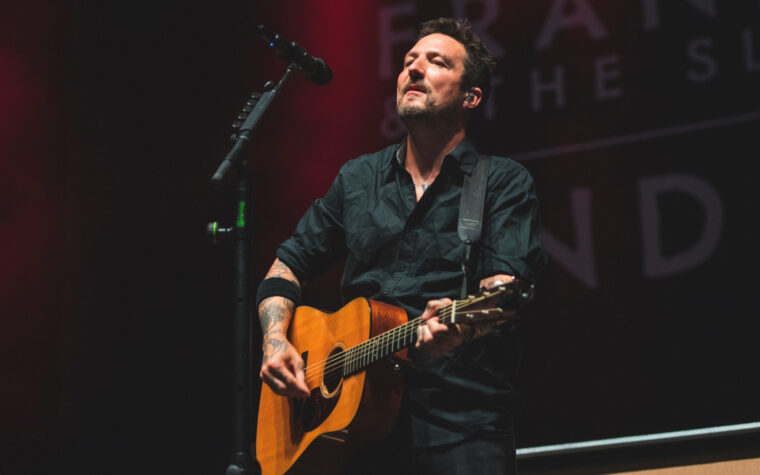 Frank Turner et The Sleeping Souls annoncent une tournée au Royaume-Uni en 2025