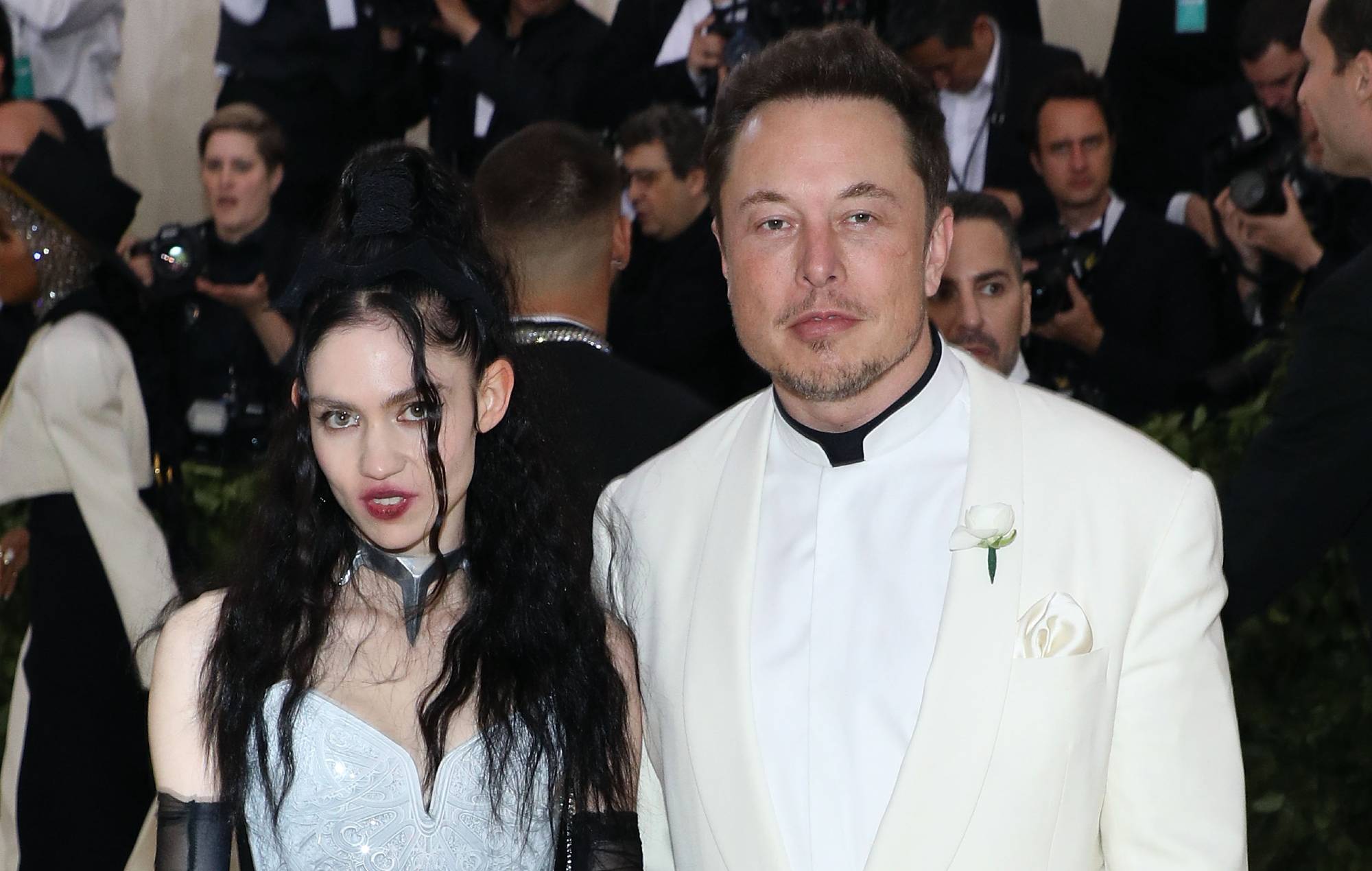 Grimes et Elon Musk assistent à "Heavenly Bodies: Fashion & the Catholic Imagination", le bénéfice 2018 du Costume Institute au Metropolitan Museum of Art le 7 mai 2018 à New York. Crédit : Taylor Hill/Getty