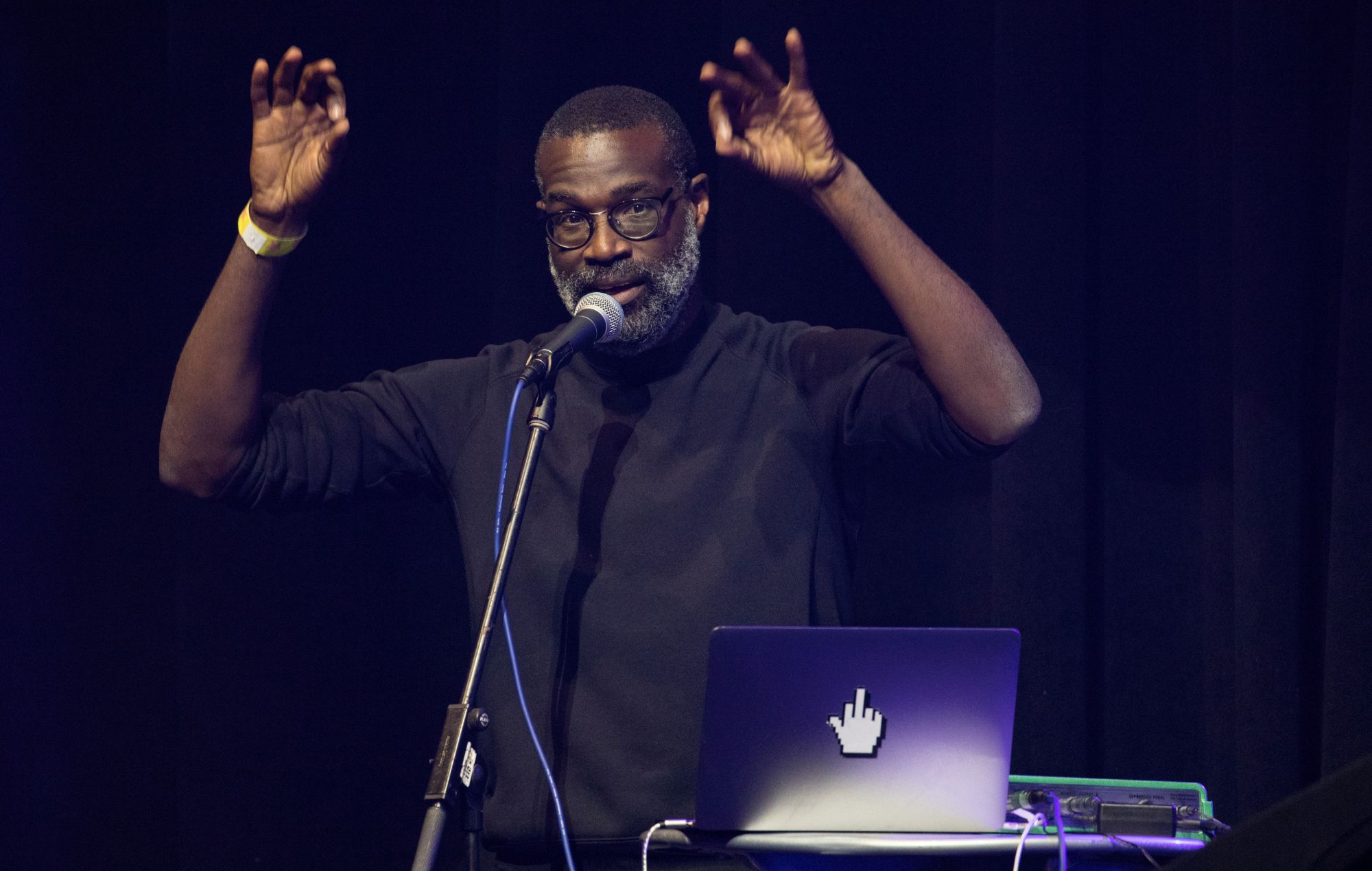 Tunde Adebimpe de TV à la radio se produit en direct