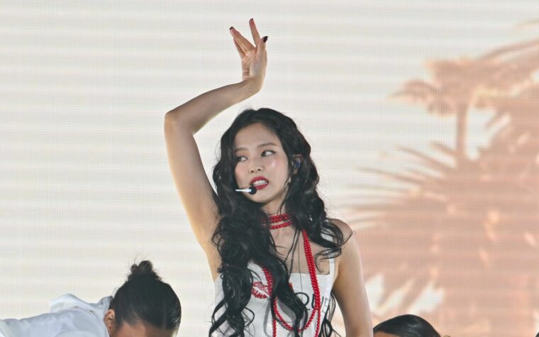 Jennie de BLACKPINK dévoile son premier album solo dans une nouvelle vidéo de vœux pour les fêtes