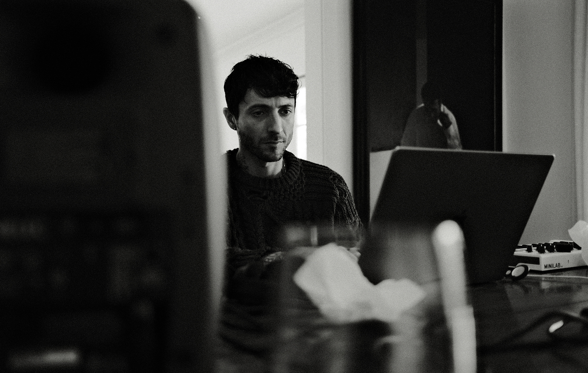 Jordan Fish travaille sur son ordinateur portable, photo de Jordan Fish