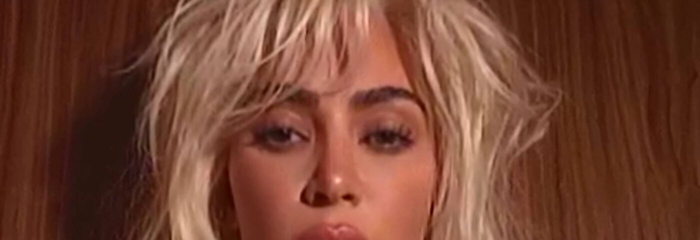 Kim Kardashian publie la reprise de « Santa Baby » produite par Travis Barker avec une vidéo mettant en vedette Macaulay Culkin