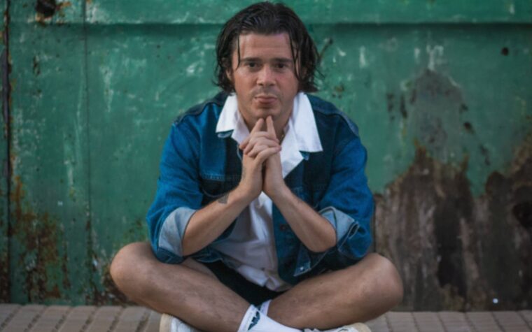 Kyle Falconer de The View annonce un nouvel album acoustique et partage le single "Angelina"