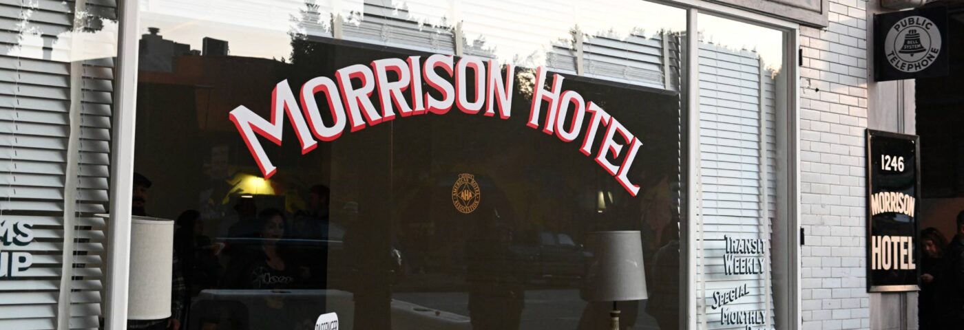 Le bâtiment présenté sur la pochette de l'album « Morrison Hotel » des Doors a été endommagé par un incendie