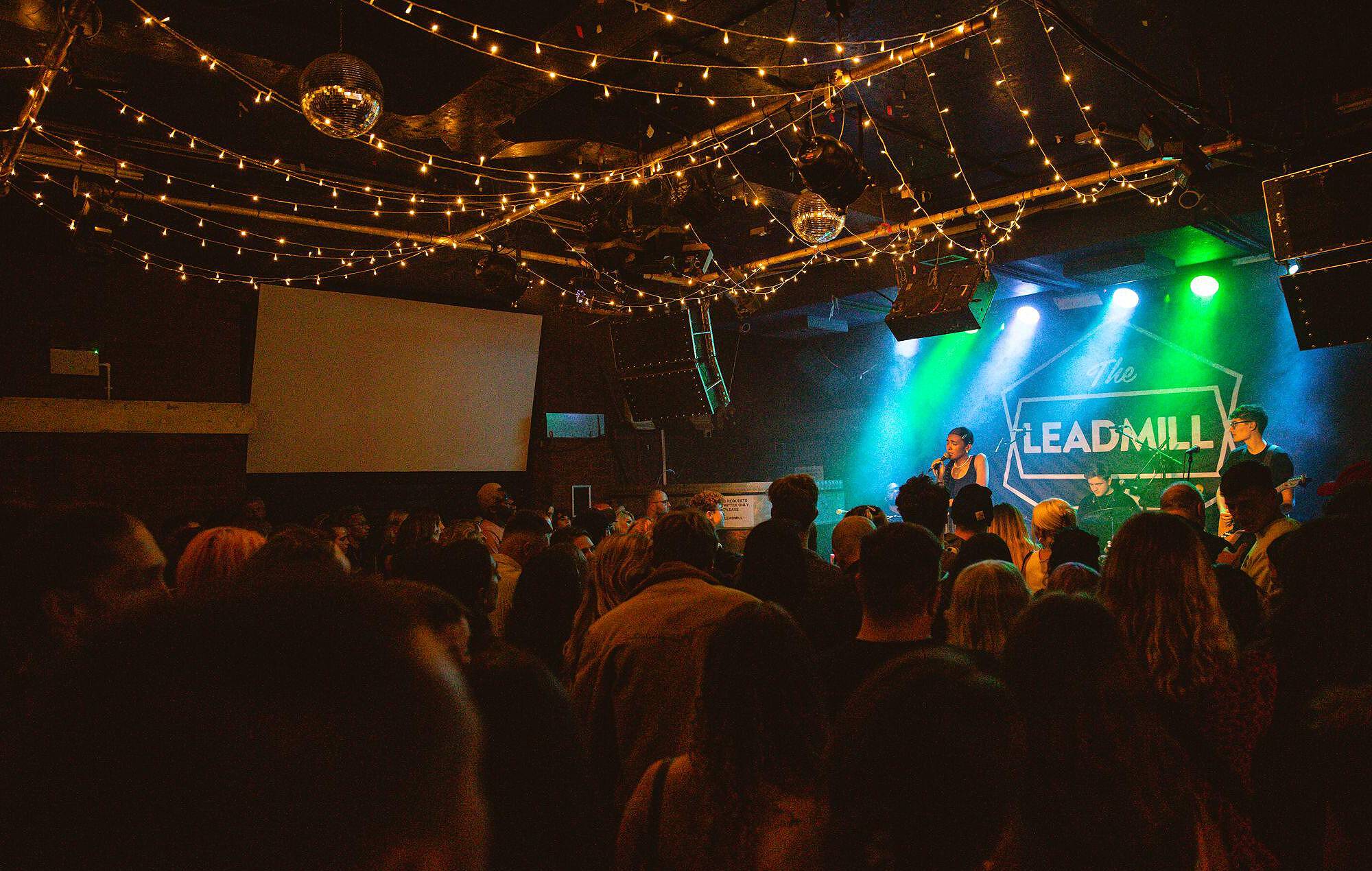 Olivia Dean se produit au Leadmill à Sheffield. Il s'agirait du premier spectacle de retour dans le lieu emblématique de Sheffield, au Royaume-Uni, depuis la fermeture du lieu en 2020 en raison de la pandémie de Covid 19 (Image de crédit : © Myles Wright/ZUMA Press Wire)